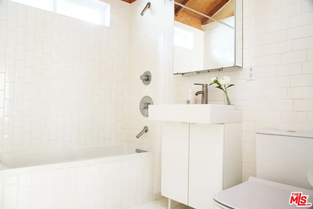 745 Navy Street — bedroom